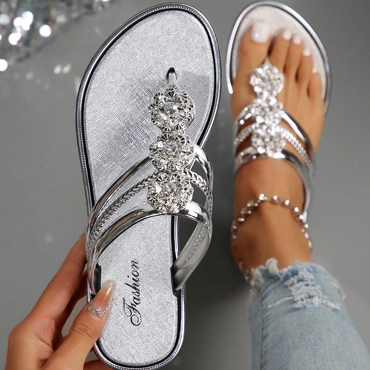 Sandalias planas elegantes de verano con detalles de strass, chanclas