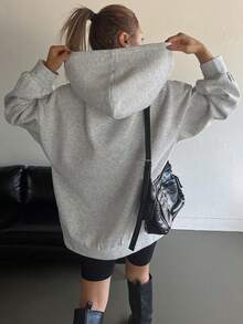 DAZY Đồ họa Chữ cái Túi kangaroo Thả vai Dây rút Hoodie - Màu Xám nhạt - Xem 2