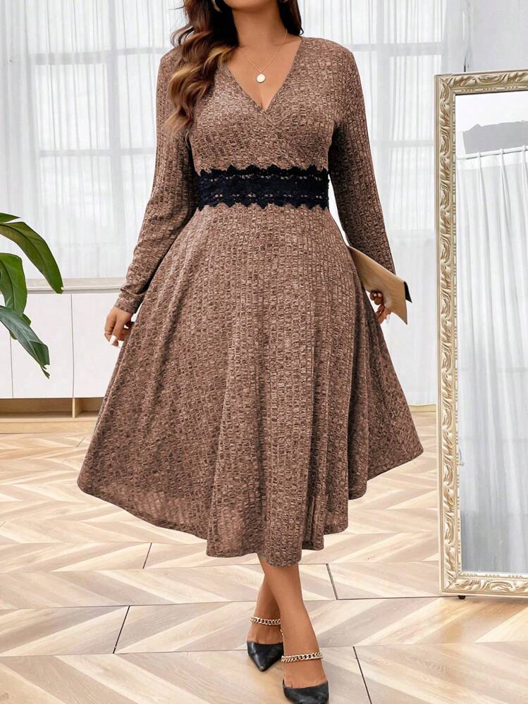 SHEIN LUNE Talla grande Vestido con encaje en contraste de cuello cruzado - Marrón - Ver 1