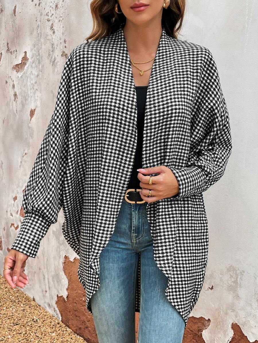 Chiquease Áo khoác len in họa tiết răng sói cho nữ có viền bất đối xứng - Đen và trắng - Xem 1
