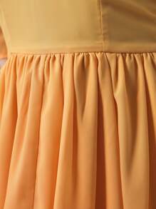 Krystal Everdeen 设计师系带露背挂脖领喇叭袖多层下摆优雅连衣裙，适合假期 - 黃色 - 查看 6