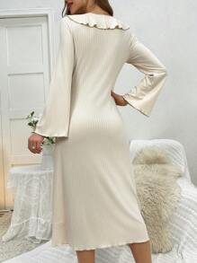 Pijama de noche con vestido de cuello con volantes, manga larga y abotonado con volantes