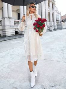 Aveloria Sukienka damska z długim rękawem i kontrastową siateczką w kwiaty