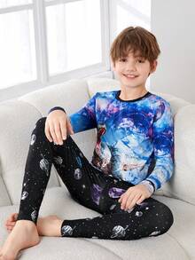 SHEIN 2入組少年男孩恐龍印花水染短袖t恤和行星印花長褲,貼身休閒服裝 - 彩色 - 查看 4