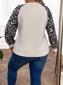 SHEIN CURVE+ Áo nỉ tay raglan in họa tiết da báo Plus, áo nỉ mùa thu. - Màu be - Xem 2