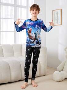 SHEIN 2入組少年男孩恐龍印花水染短袖t恤和行星印花長褲,貼身休閒服裝 - 彩色 - 查看 1