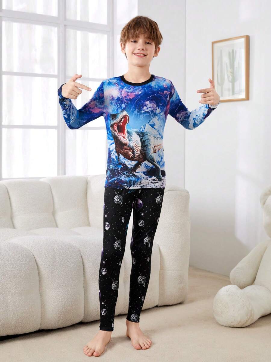 SHEIN 2入組少年男孩恐龍印花水染短袖t恤和行星印花長褲,貼身休閒服裝 - 彩色 - 查看 1