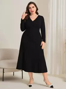 Modelyn 加大碼黑色v領毛衣連衣裙,腰部收緊設計 - 黑色 - 查看 1