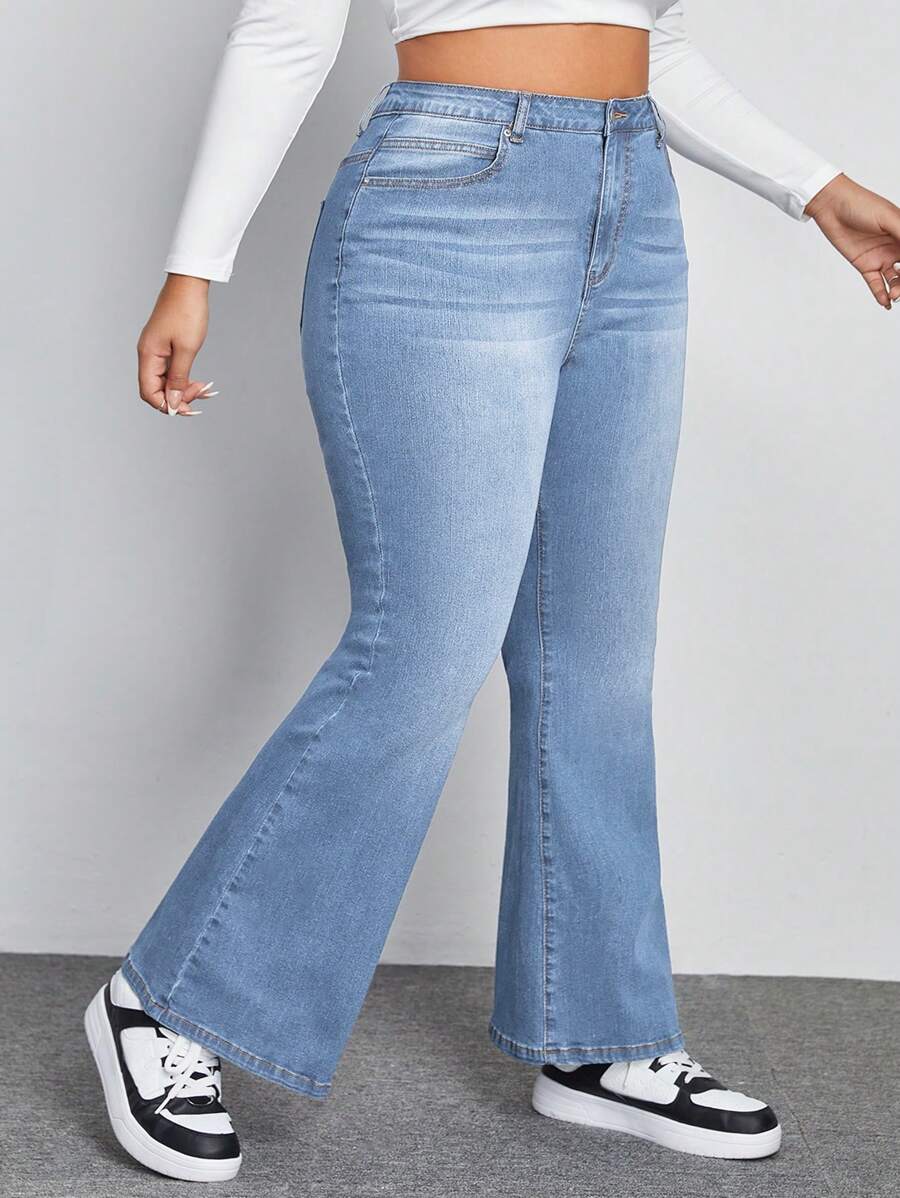 SHEIN EZwear Pantalones De Mezclilla Acampanados De Talla Grande Y Lavado Claro Para Mujer - Lavado ligero - Ver 1