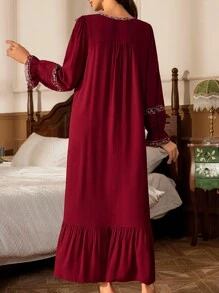 SHEIN 孕妇花卉刺绣荷叶边睡袍，适合妈妈、睡衣裙