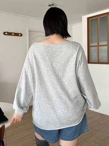 Dazy Petite Plus In thư Thả vai Áo nỉ - Xám - Xem 2