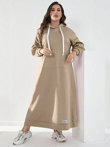 Mulvari 女性加大號連帽梭織連衣裙,具有袋鼠袋,束帶和字母貼片 - 咖啡棕 - 查看 5