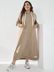 Mulvari 女性加大號連帽梭織連衣裙,具有袋鼠袋,束帶和字母貼片 - 咖啡棕 - 查看 4