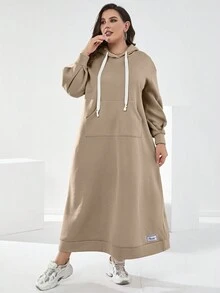 Mulvari 女性加大號連帽梭織連衣裙,具有袋鼠袋,束帶和字母貼片 - 咖啡棕 - 查看 6