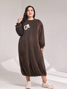 Mulvari 大碼字母刺繡落肩袖絨毛衛衣洋裝 - 棕色 - 查看 4