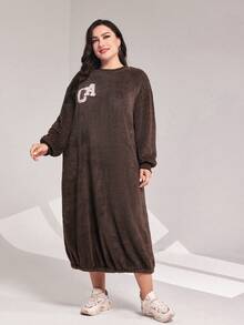 Mulvari 大碼字母刺繡落肩袖絨毛衛衣洋裝 - 棕色 - 查看 5