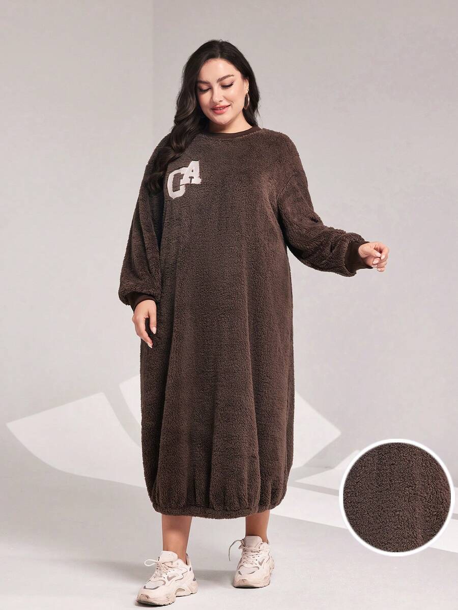 Mulvari 大碼字母刺繡落肩袖絨毛衛衣洋裝 - 棕色 - 查看 1