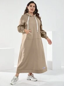 Mulvari 女性加大號連帽梭織連衣裙,具有袋鼠袋,束帶和字母貼片 - 咖啡棕 - 查看 1