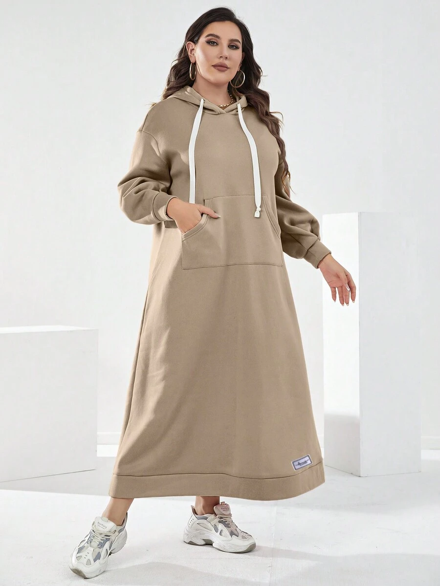 Mulvari 女性加大號連帽梭織連衣裙,具有袋鼠袋,束帶和字母貼片 - 咖啡棕 - 查看 1