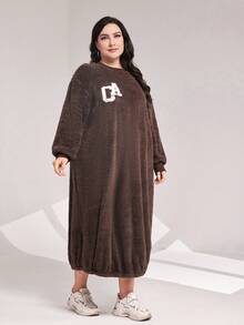 Mulvari 大碼字母刺繡落肩袖絨毛衛衣洋裝 - 棕色 - 查看 6