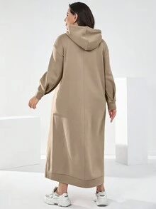 Mulvari 女性加大號連帽梭織連衣裙,具有袋鼠袋,束帶和字母貼片 - 咖啡棕 - 查看 2