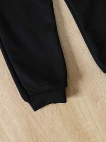 SHEIN 小女孩時尚的黑色心形標誌連帽運動衫和褲子套裝,秋冬季 - 黑色 - 查看 6