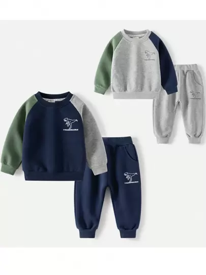 Ung pojke Dinosaur tryckt långärmad tröja och byxor Set