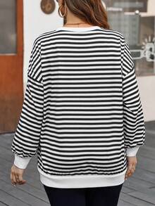 SHEIN LUNE 大碼條紋和字母圖案落肩袖運動衫 - 黑與白 - 查看 2