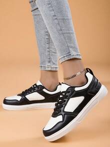 女款時尚前綁帶運動鞋,白黑色運動休閒鞋,女士滑板鞋 - 黑與白 - 查看 4
