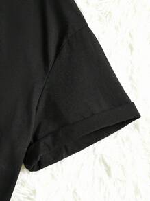 SHEIN Essnce 休闲简约圣诞圣诞老人图案修身圆领短袖 T 恤，大码女款，夏季 - 黑色 - 查看 5