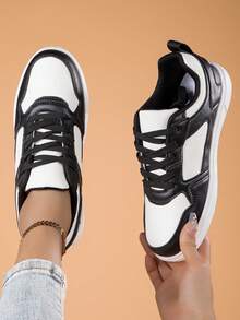 女款時尚前綁帶運動鞋,白黑色運動休閒鞋,女士滑板鞋 - 黑與白 - 查看 2