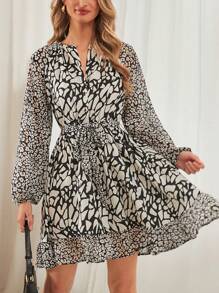 SHEIN Frenchy Vestido De Cuello De Muesca E Impresión Floral Para Mujer Con Cuello De Muesca Y Dobladillo Con Volantes - Blanco y Negro - Ver 3