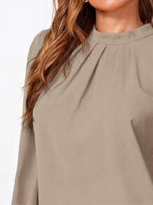 SHEIN Clasi Blusa Con Cuello Alto, Pliegue En La Parte Posterior Y Cerrada Con Llave - Caqui - Ver 4