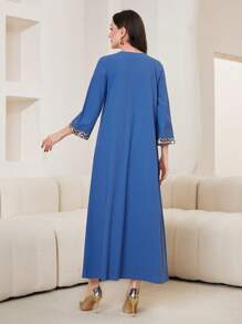 Al Najma 鬆身設計的阿拉伯傳統長袍,帶有刺繡和v領 - 藍色 - 查看 2