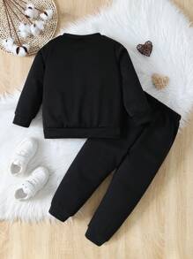 SHEIN 小女孩時尚的黑色心形標誌連帽運動衫和褲子套裝,秋冬季 - 黑色 - 查看 2