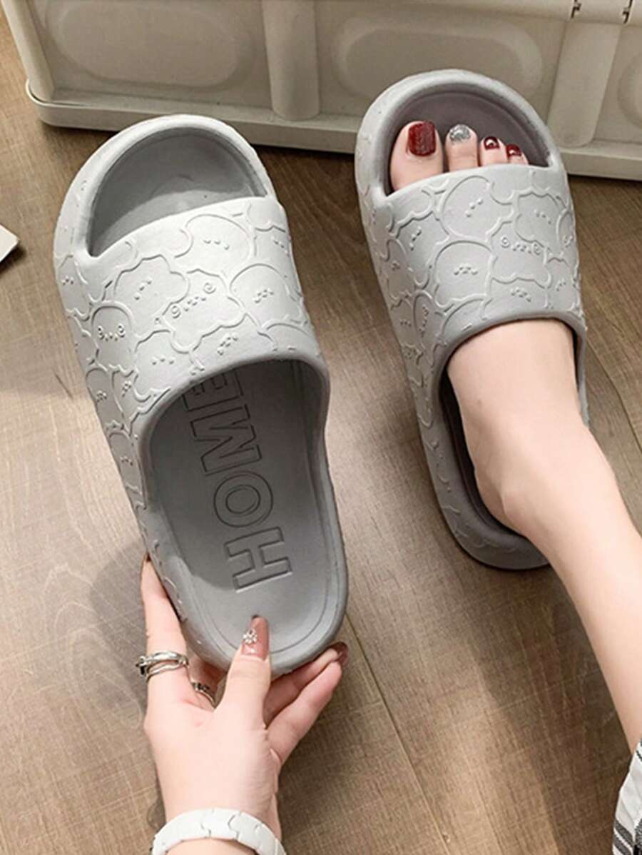 Dép đi trong nhà và phòng tắm nữ màu xám thời trang in hình gấu hoạt hình, chất liệu EVA dày dặn, chống trượt và khử mùi, nhẹ và mềm mại, phù hợp cho cả bốn mùa, mùa xuân và mùa hè.
