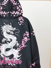 SHEIN 男孩寬鬆適合的連帽字母和龍花紋圖案運動衫