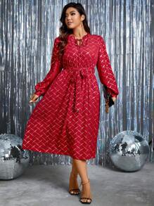 SHEIN Clasi 女款大尺碼燈籠袖繫帶印花布料洋裝,領口繫帶 - 紅色 - 查看 4