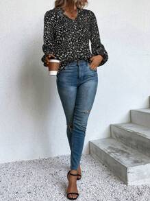 SHEIN LUNE Camisa con estampado floral ditsy con cuello con entalladura y mangas con volantes en capas - Negro - Ver 6
