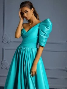 Abito lungo elegante da donna con scollo asimmetrico e ampia gonna a campana, con dettagli plissettati e avvolgenti, perfetto per occasioni formali - Verde - Visualizzare 3