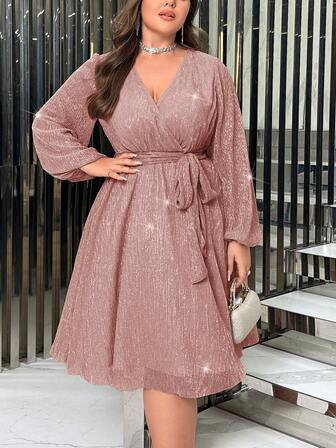 SHEIN Privé Plus Storlek V-ringade Kragar Lyktärm Klänning med Bälte