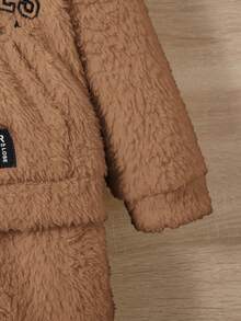 SHEIN 寶寶男孩字母刺繡絨毛衣裤套裝,2入組 - 卡其色 - 查看 5