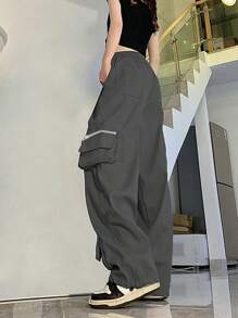 Pantalones cargo con bolsillo lateral con solapa de cintura con cordón - Gris Oscuro - Ver 2