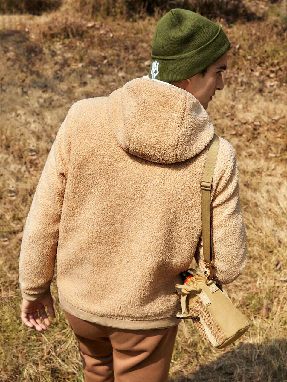 Men's Outdoor Sherpa Fleece Hoodie Jacket With English Embroidery And Zipper Detail