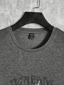 Manfinity RebelGame 男士印花短袖針織t恤,附有文字和蜘蛛設計 - 灰色 - 查看 3