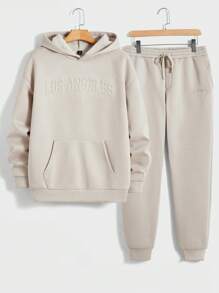 Manfinity RebelGame Nam Dây rút Đồ họa Chữ cái Hoodie Và Quần Chạy bộ Bộ - Màu be - Xem 1