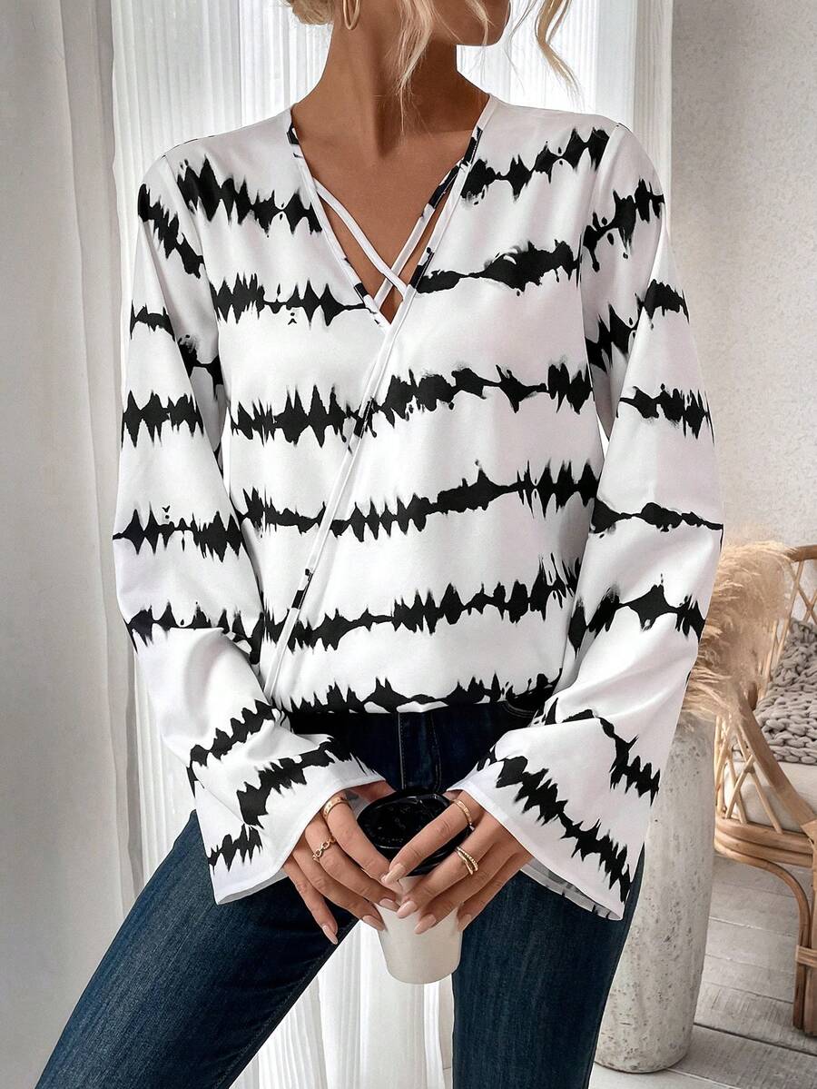 SHEIN LUNE V 領交叉繫帶喇叭袖襯衫 - 黑與白 - 查看 1