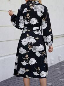 SHEIN LUNE 女士花卉印花蝴蝶結領口連身裙,腰部收緊設計 - 黑色 - 查看 2