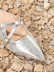 女款閃亮銀色平底穆勒鞋,附交叉帶和扣環細節,尖頭和露跟,適合戶外活動 - 銀色 - 查看 5