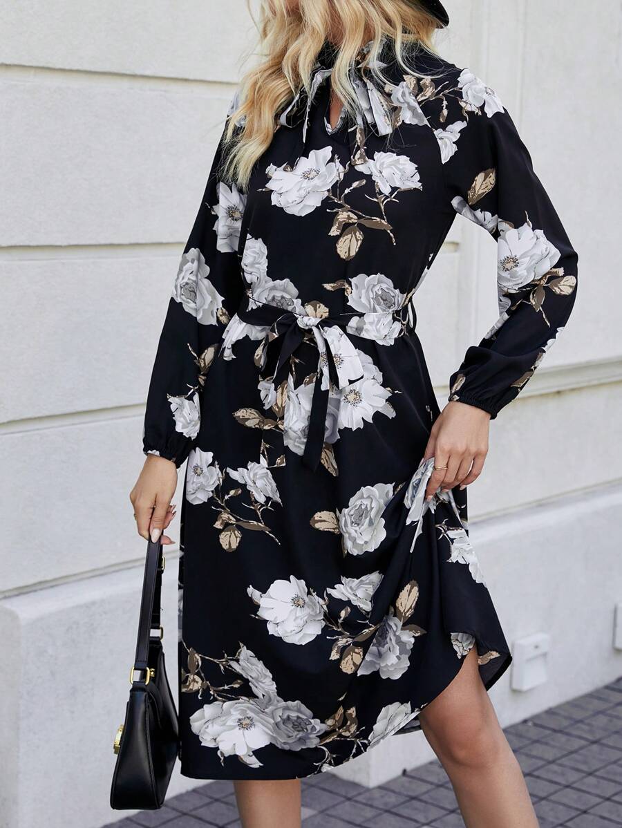 SHEIN LUNE 女士花卉印花蝴蝶結領口連身裙,腰部收緊設計 - 黑色 - 查看 1